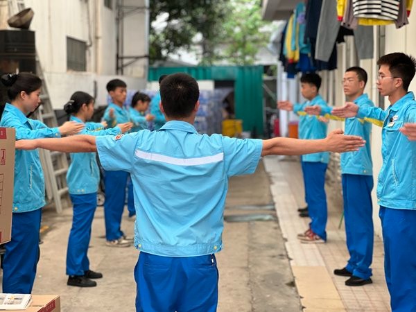 悅凱加油站負責人張碧富組織員工進行手勢培訓(xùn)